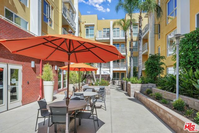 21301 Erwin Street, Woodland Hills, California 91367, 2 Bedrooms Bedrooms, ,2 BathroomsBathrooms,Condominium,For Sale,Erwin,24427491