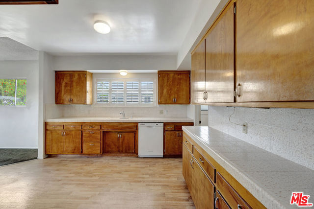 9855 Emperor Avenue, Arcadia CA: https://media.crmls.org/mediaz/23fc4c06-8f9f-4e84-8699-f985a4fe0cc4.jpg