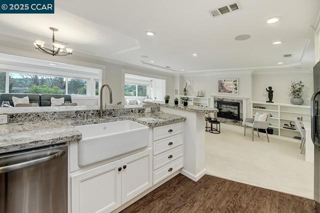 1232 Skycrest Dr, Walnut Creek CA: https://media.crmls.org/mediaz/23fc812d-436b-4447-becc-4360f11e4009.jpg