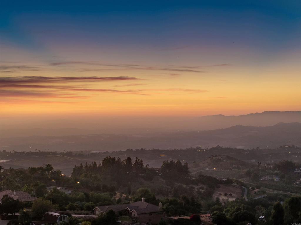 https://media.crmls.org/mediaz/23fc8a72-2ec6-43e9-9309-959029f16bc8.jpg?preset=X-Large