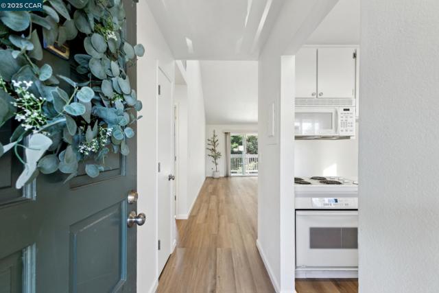 3847 Vineyard Ave, Pleasanton CA: https://media.crmls.org/mediaz/23fcd6fa-3b03-4883-95c1-25fb05108955.jpg