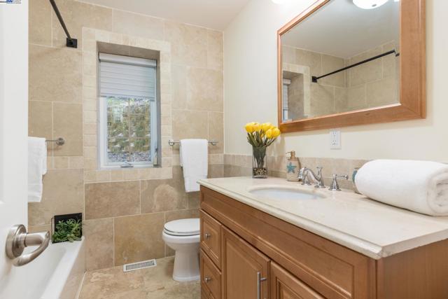 6440 Longcroft Dr, Oakland CA: https://media.crmls.org/mediaz/23fd7e5c-98ab-4949-884d-46963b4a352d.jpg