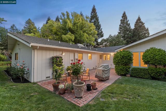 120 Heritage Oaks Pl, Alamo CA: https://media.crmls.org/mediaz/23fe2473-3f85-4264-aff4-3965c2574efd.jpg