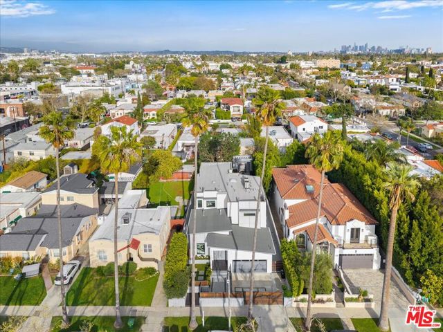 616 N FULLER Avenue, Los Angeles CA: https://media.crmls.org/mediaz/23fe78c6-2156-48ed-8024-4480ac9a0d7c.jpg