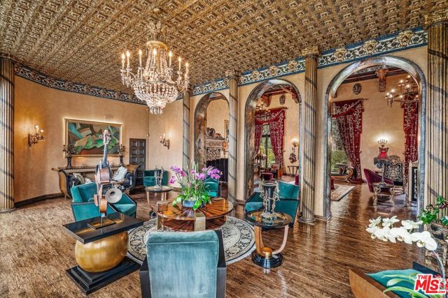 4320 Cedarhurst Circle, Los Angeles CA: https://media.crmls.org/mediaz/23fe8f85-fe14-4f00-8950-fc48866811c3.jpg