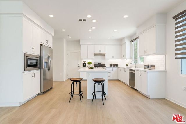111 Benchmark, Irvine CA: https://media.crmls.org/mediaz/23ff1add-d5d7-4cab-8db1-6ec9ee1e1502.jpg