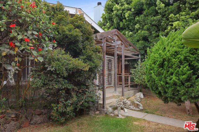 717 Marco Place, Venice CA: https://media.crmls.org/mediaz/23ff2ad2-dba8-4af5-90d9-a90e63eecdf6.jpg