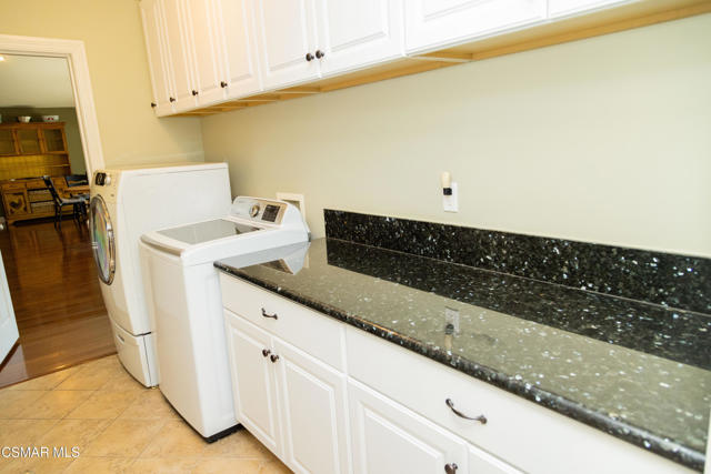 385 Somerset Circle, Thousand Oaks CA: https://media.crmls.org/mediaz/23ff3ec6-2ce2-4792-a827-09faf7d98a6e.jpg