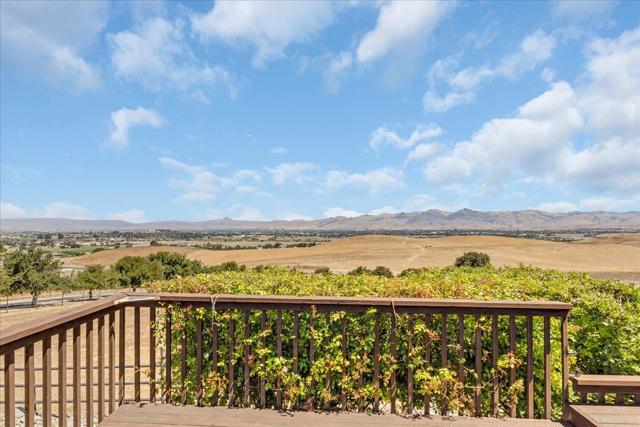 275 Nicholson Drive, Hollister CA: https://media.crmls.org/mediaz/23ff88e9-7354-436d-9aba-8dffeff7c993.jpg