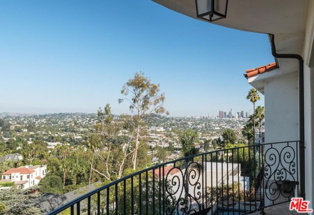 4733 Bonvue Avenue, Los Angeles CA: https://media.crmls.org/mediaz/23ffa3be-8f58-48ae-a30d-631f6102bcdf.jpg