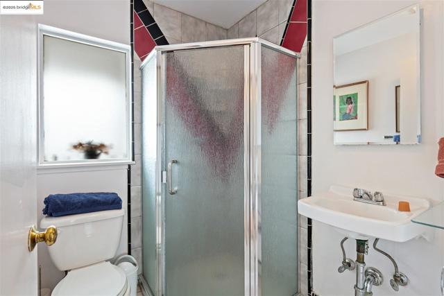 199 Fairlawn Dr, Berkeley CA: https://media.crmls.org/mediaz/24006904-c031-453a-b9c7-e97717ce1ed1.jpg