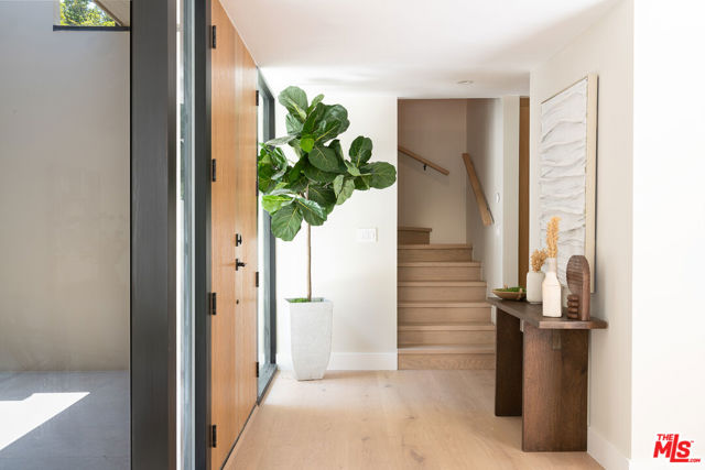 3977 Oeste Avenue, Studio City CA: https://media.crmls.org/mediaz/2401774d-e738-473d-8679-e807022bacf4.jpg