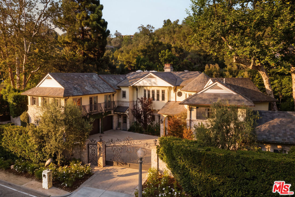 1900 Mandeville Canyon Road — image 1