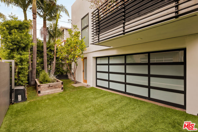 2341 Wilson Avenue, Venice CA: https://media.crmls.org/mediaz/24041165-643e-43af-b18c-c7ab08e6d851.jpg