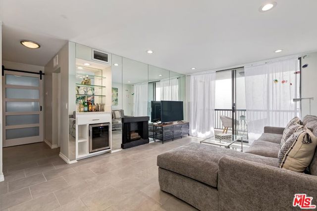 906 N Doheny Drive, West Hollywood CA: https://media.crmls.org/mediaz/240548fd-9a46-41b3-8bbd-79ad87ee44fb.jpg