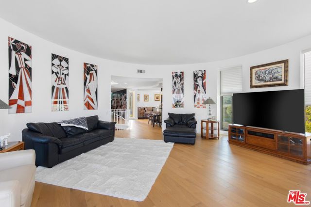 16894 Encino Hills Drive, Encino CA: https://media.crmls.org/mediaz/2406b8bd-6845-4f6e-84ca-95263fbbf71f.jpg