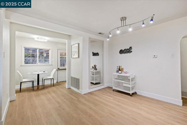 3220 Champion St, Oakland CA: https://media.crmls.org/mediaz/2407069a-37bb-40e1-8faf-cc4316687328.jpg