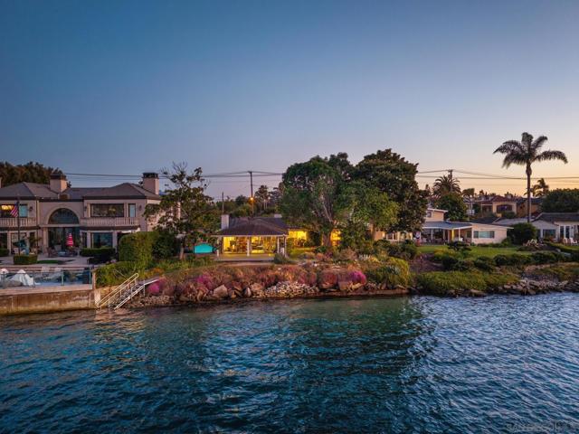 515 1st St, Coronado CA: https://media.crmls.org/mediaz/24075cc2-7f5e-4ae3-874a-8e61694a0365.jpg