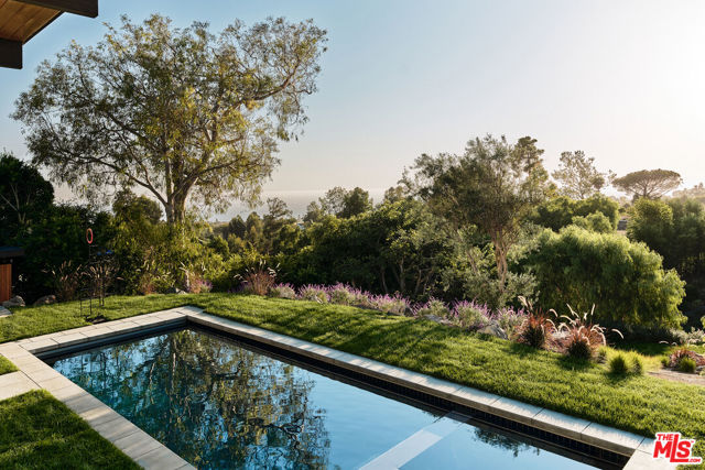 5637 Busch Drive, Malibu CA: https://media.crmls.org/mediaz/2407cf3c-35ae-4208-b486-03bba597dd60.jpg