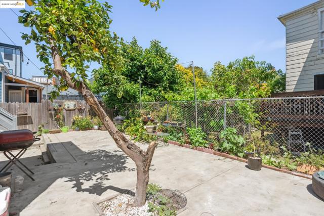 1810 Adeline St, Oakland CA: https://media.crmls.org/mediaz/2408a353-1aa3-4987-bdfa-49accf9b29e5.jpg