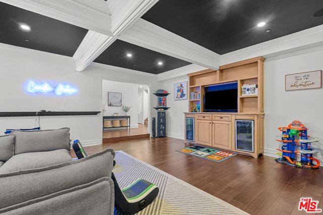 638 Oak Tree Court, Simi Valley CA: https://media.crmls.org/mediaz/240a2e4a-119d-44c2-b3ea-215033a016ef.jpg