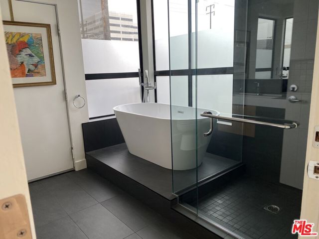 2237 S Bentley Avenue, Los Angeles CA: https://media.crmls.org/mediaz/240ac16c-6d35-4ec8-a058-49ec3b8d53de.jpg