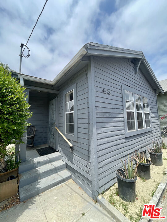 4623 Wesley Avenue, Los Angeles CA: https://media.crmls.org/mediaz/240ad4f2-4b22-4c3b-9319-42eaa4cbc69d.jpg