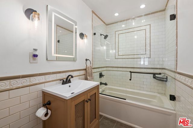 521 S Parish Place, Burbank CA: https://media.crmls.org/mediaz/240ae67a-06cb-4cb2-96cd-fbd3ecd0ac25.jpg