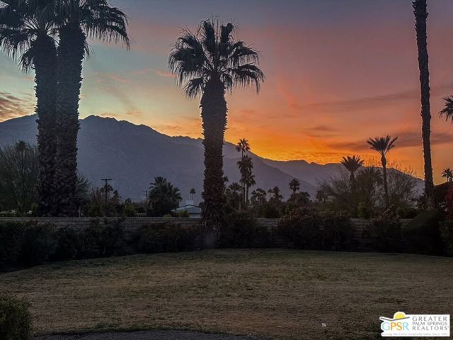 833 N Calle De Flora Vista, Palm Springs CA: https://media.crmls.org/mediaz/240b4ca3-ee01-471f-bb9a-756481a71a5b.jpg