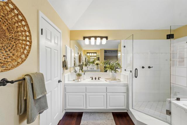 729 Montevino Dr, Pleasanton CA: https://media.crmls.org/mediaz/240bf5de-052b-498b-b021-d14d57c05160.jpg