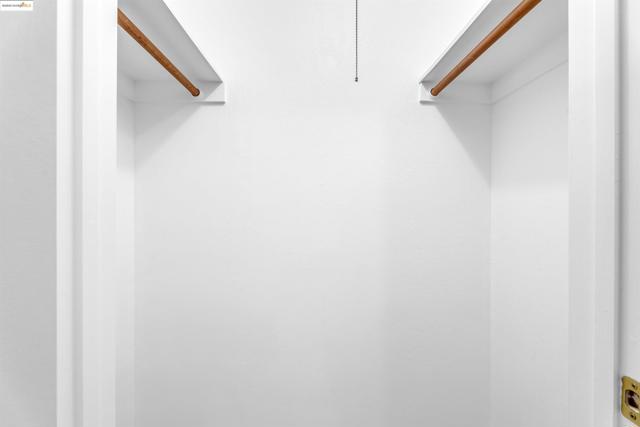 7 Commodore Dr, Emeryville CA: https://media.crmls.org/mediaz/240bffcc-8cb2-4ef0-a2c5-949ec37e7a3c.jpg