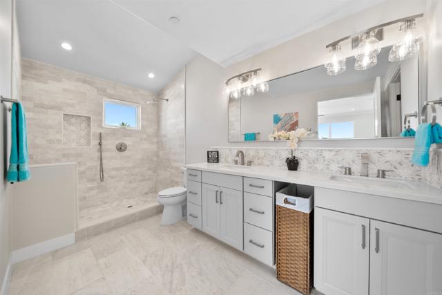 812 N Cleveland Street, Oceanside CA: https://media.crmls.org/mediaz/240dcdd5-23f3-4e34-be4d-f9af0b749ee9.jpg