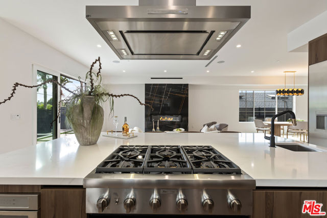908 Rosecrans Avenue, Manhattan Beach CA: https://media.crmls.org/mediaz/240e2aaa-1c61-4042-9dfb-63146d5c80e6.jpg