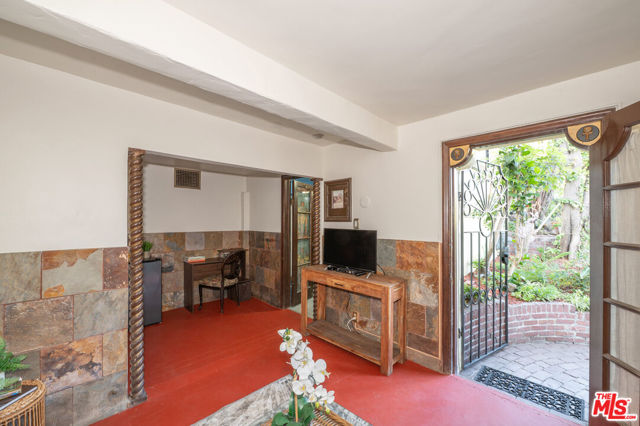 6655 Emmet Terrace, Los Angeles CA: https://media.crmls.org/mediaz/240ebf35-7e3c-471c-b023-dc1035987eac.jpg