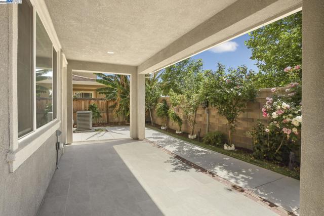 1503 S Oliveira Dr, Mountain House CA: https://media.crmls.org/mediaz/240f38a4-cd50-4bc2-a80b-381944bd5418.jpg