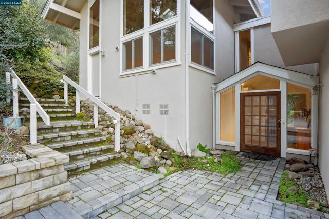 35 Tiger Tail Court, Orinda CA: https://media.crmls.org/mediaz/240f93b1-dd0b-4874-a5a0-62036e500bef.jpg
