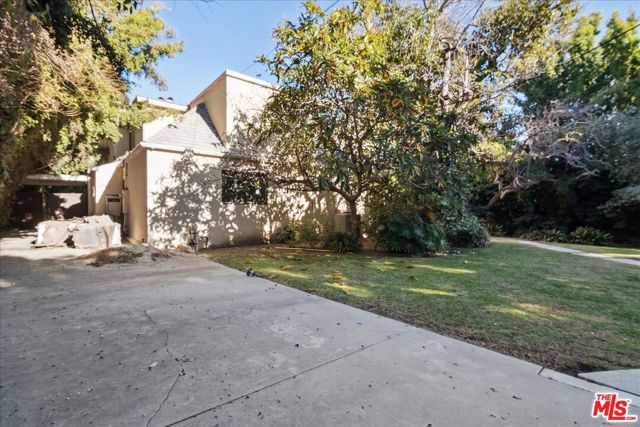 705 N Camden Drive, Beverly Hills CA: https://media.crmls.org/mediaz/240faad1-2e15-4f3d-861f-ae5de8851e16.jpg