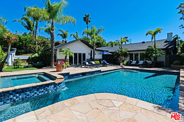18141 Green Meadow Drive, Encino CA: https://media.crmls.org/mediaz/2410a7fc-1a31-49a5-8e7c-10ec87cf5dec.jpg