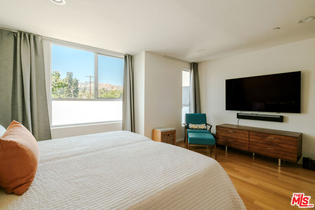 1220 N Orange Grove Avenue, West Hollywood CA: https://media.crmls.org/mediaz/24111da9-6180-49d4-8f3d-b51bc599c065.jpg