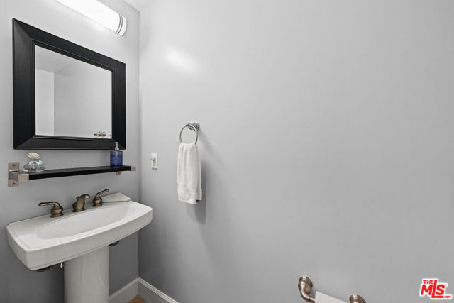 5335 Cartwright Avenue, North Hollywood CA: https://media.crmls.org/mediaz/24116ca5-24ee-4506-b826-bef835c629f8.jpg