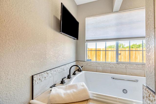 1650 Bella Vista Drive, Hollister CA: https://media.crmls.org/mediaz/241182c0-2f4b-4a77-b934-24df092d9b7b.jpg