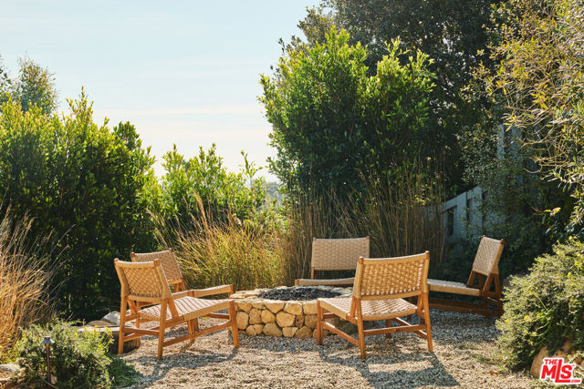 28830 Hampton Place, Malibu CA: https://media.crmls.org/mediaz/24125971-13ce-4414-bae2-4f73c77ffd0c.jpg