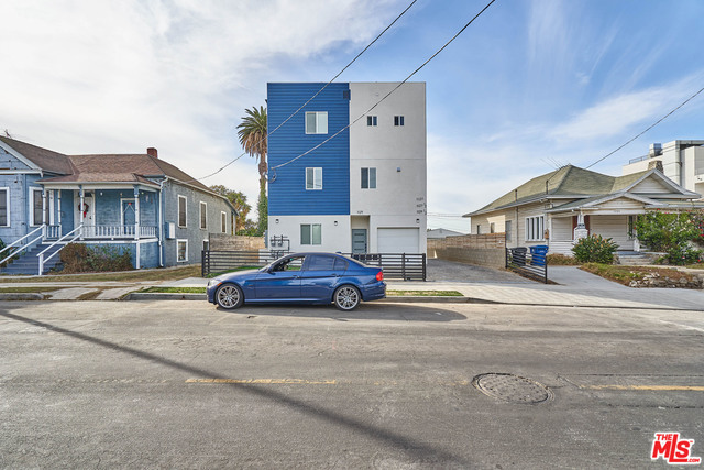 1129 S Harvard Boulevard, Los Angeles CA: https://media.crmls.org/mediaz/2412c3de-6f8b-4bd5-893d-d8b1ad96f238.jpg