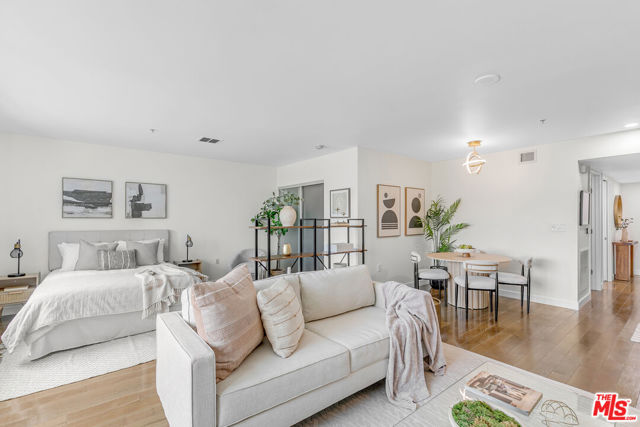 901 S Flower Street, Los Angeles CA: https://media.crmls.org/mediaz/2412da23-cd25-4a91-b9fe-8f9b14ba7581.jpg