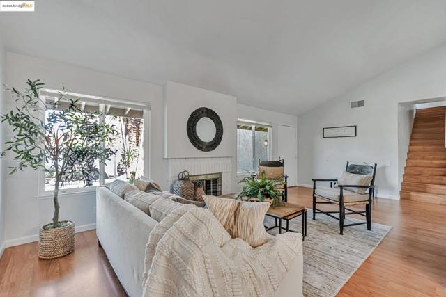4414 Willow Glen Ct, Concord CA: https://media.crmls.org/mediaz/2412fa07-7930-4164-9ac4-0ab961b82161.jpg
