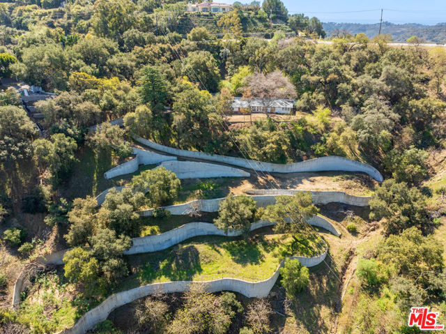 13511 Mulholland Drive,  CA: https://media.crmls.org/mediaz/2413e796-15a9-4011-a460-29bb4754167e.jpg