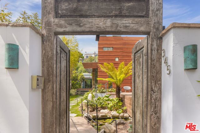 345 W Channel Road, Santa Monica CA: https://media.crmls.org/mediaz/2414bafd-5acb-49b6-9950-a4fbace77d7e.jpg