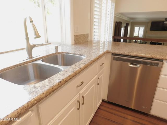 467 Sundance Street, Thousand Oaks CA: https://media.crmls.org/mediaz/2414c603-a241-415d-9300-39cd0d9e3d85.jpg