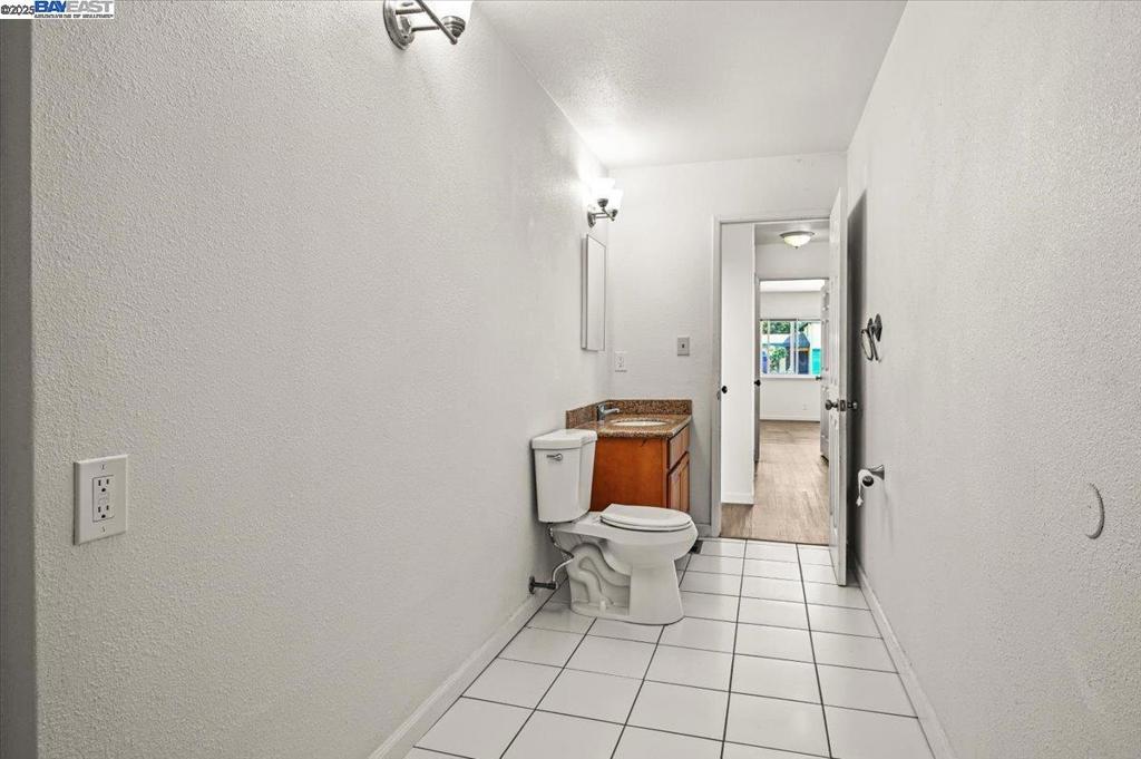 https://media.crmls.org/mediaz/2414f54c-06b1-4c3c-9587-e0d7a6a78320.jpg?preset=X-Large