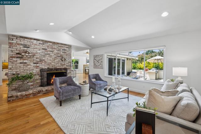 1450 Finley Ln, Alamo CA: https://media.crmls.org/mediaz/2416a516-95a7-4ca0-8b92-41a1ffe6acc5.jpg